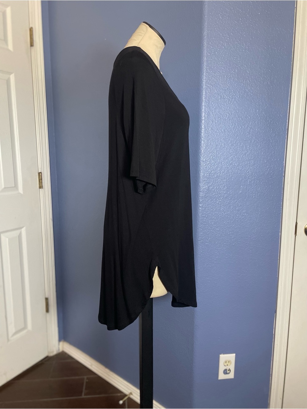 Torrid Black V-Neck Tunic with Crisscross Detail Size 1 - Picture 6 of 9